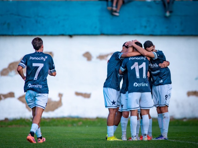Racing gan� y lleg� provisoriamente a la punta